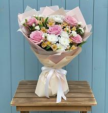 Букет цветов из:  Гвоздики, Орхидеи и Розы в Табачный