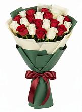 Букет Микс из красных и белых роз в Табачный