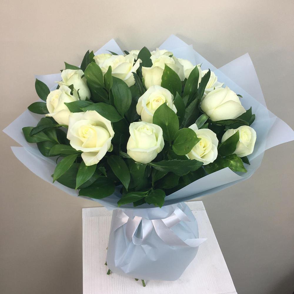Букет 15 Белых роз Проуд в Табачный