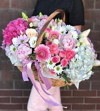 Цветочная композиция из Розы, Хризантемы, Пионы и Лизиантусы в корзине в Табачный