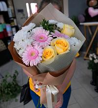 Букет цветов из:  Герберы, Розы и Хризантемы в Табачный