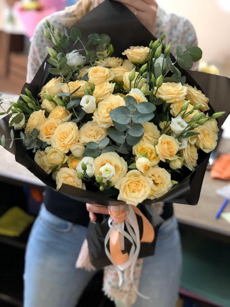 Букет цветов из: Розы и Лизиантусы в Табачный