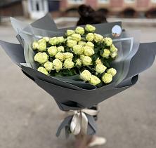 Букет Белые кустовые розы Солинеро в Табачный