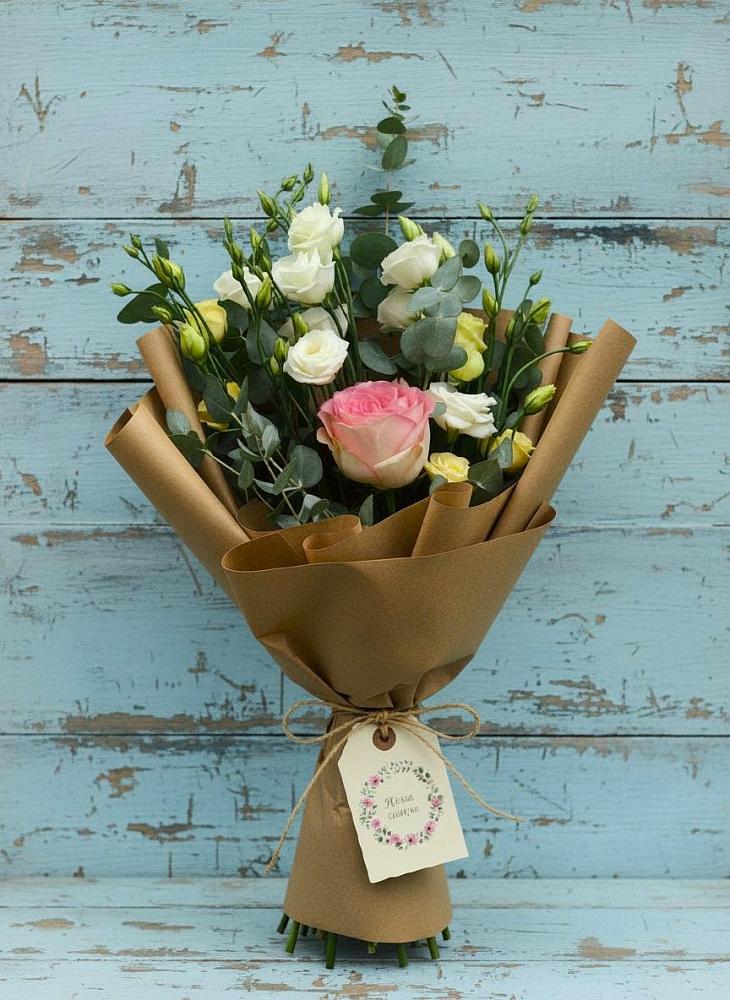 Букет цветов из: Розы и Лизиантусы в Табачный