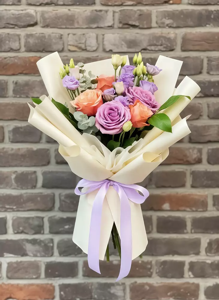 Букет цветов из: Лизиантусы и Розы в Табачный