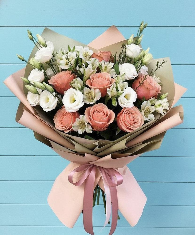 Букет цветов из: Розы, Альстромерии и Лизиантусы в Табачный