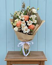 Букет цветов из:  Альстромерии, Лизиантусы, Розы и Хризантемы в Табачный