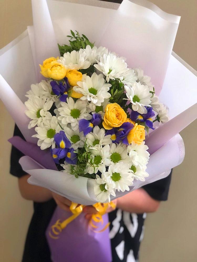 Букет цветов из: Ирисы, Хризантемы и Розы в Табачный