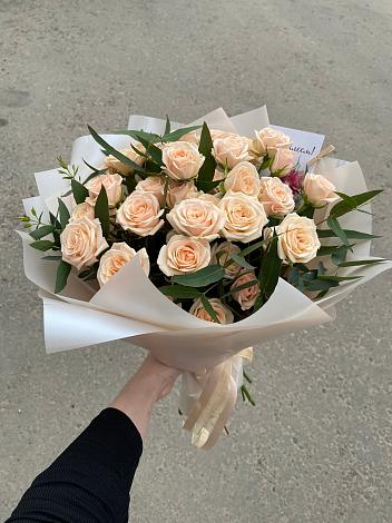 Букет Кремовые розы Латте в Табачный
