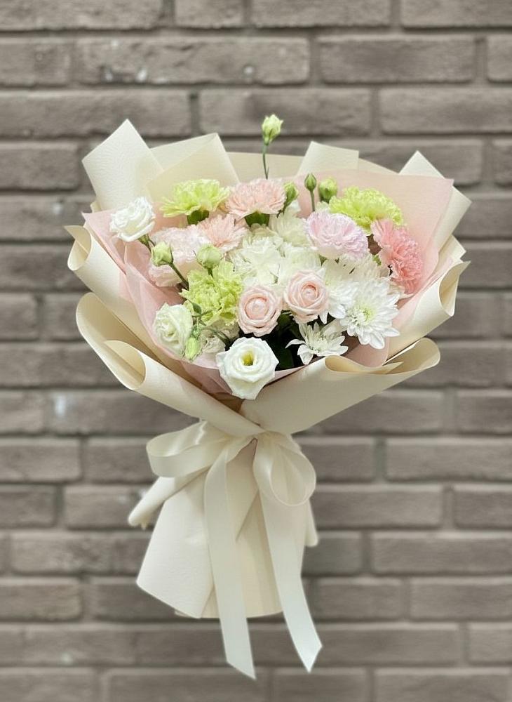 Букет цветов из: Гвоздики, Розы, Лизиантусы и Хризантемы в Табачный