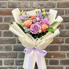 Букет цветов из:  Лизиантусы и Розы в Табачный