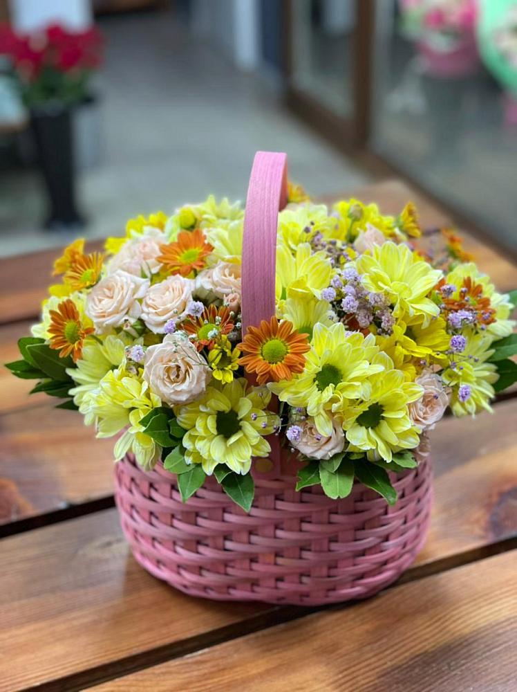 Цветочная композиция из Хризантемы и Розы в корзине в Табачный