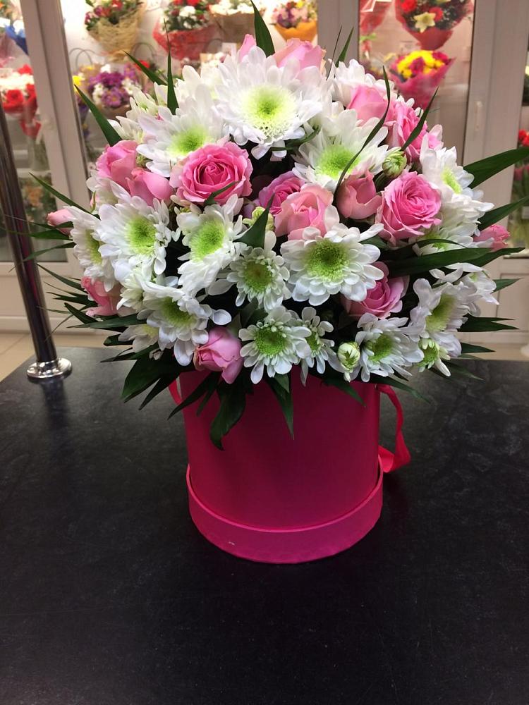 Цветочная композиция из Розы и Хризантемы в шляпной коробке в Табачный