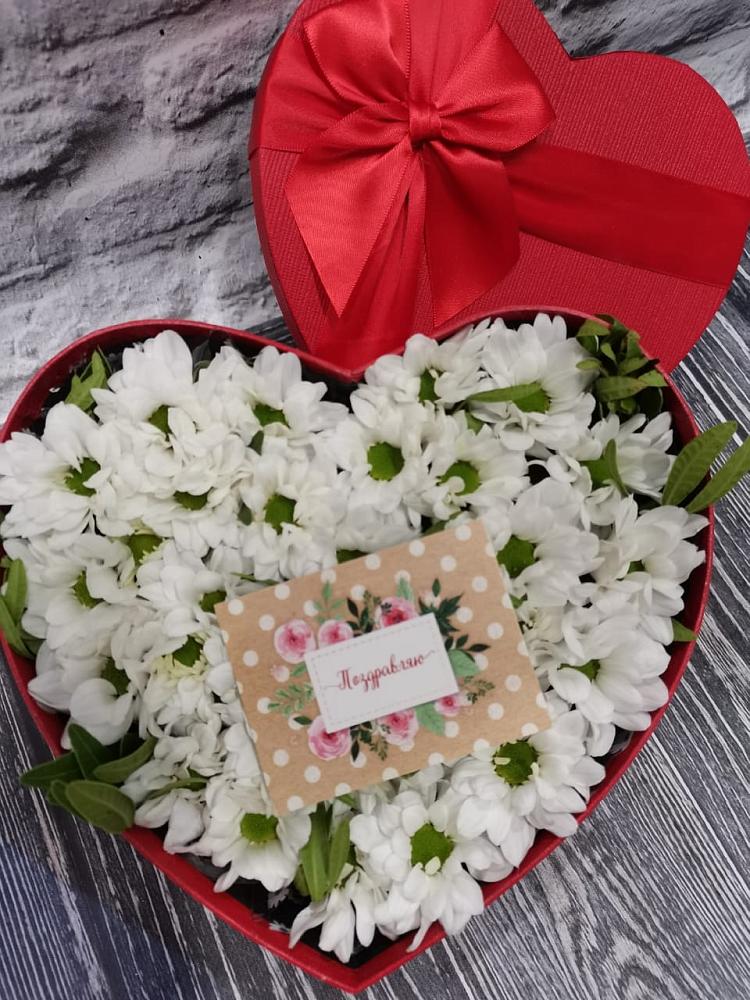 Цветочная композиция из Хризантемы в виде сердца в Табачный