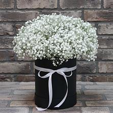 Цветочная композиция из Гипсофила в шляпной коробке в Табачный
