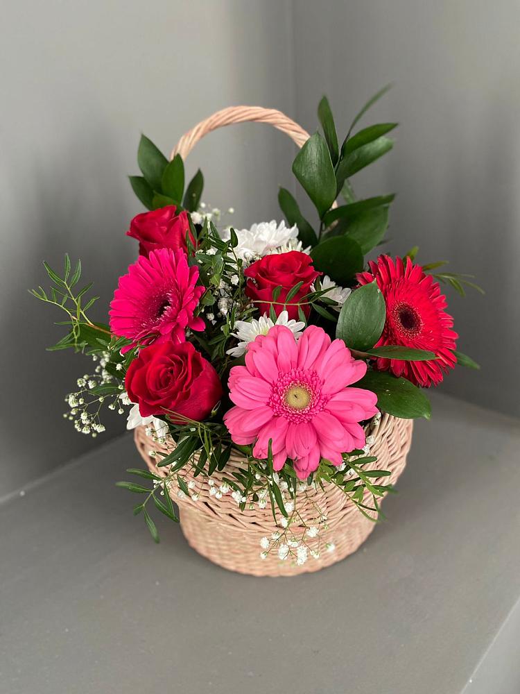 Цветочная композиция из Розы, Хризантемы и Герберы в корзине в Табачный