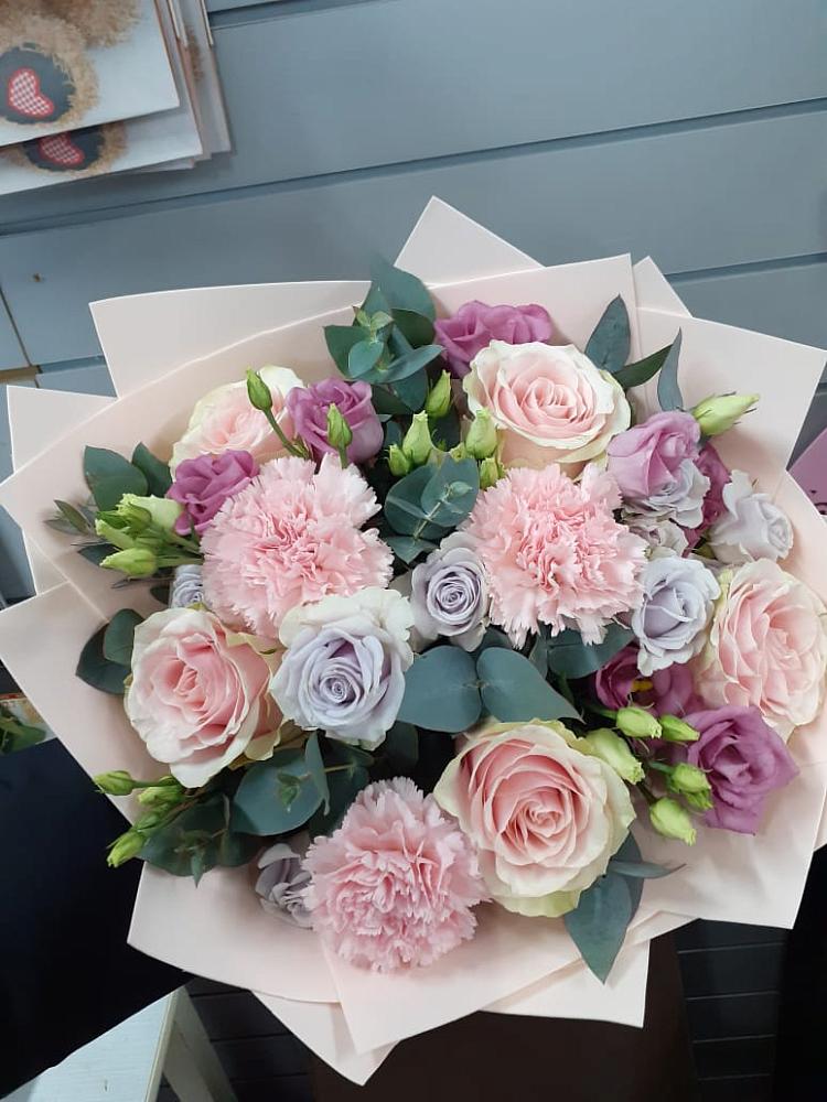 Букет цветов из: Розы, Гвоздики и Лизиантусы в Табачный