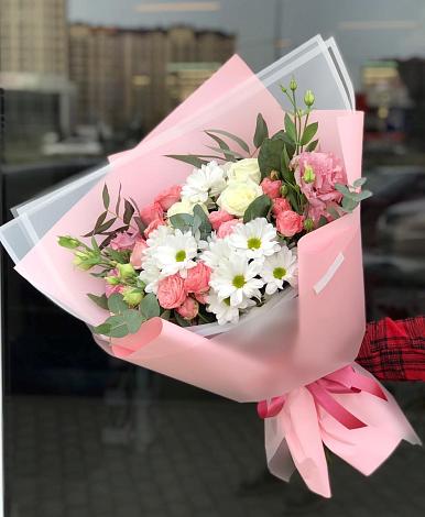 Букет цветов из: Розы, Лизиантусы и Хризантемы в Табачный