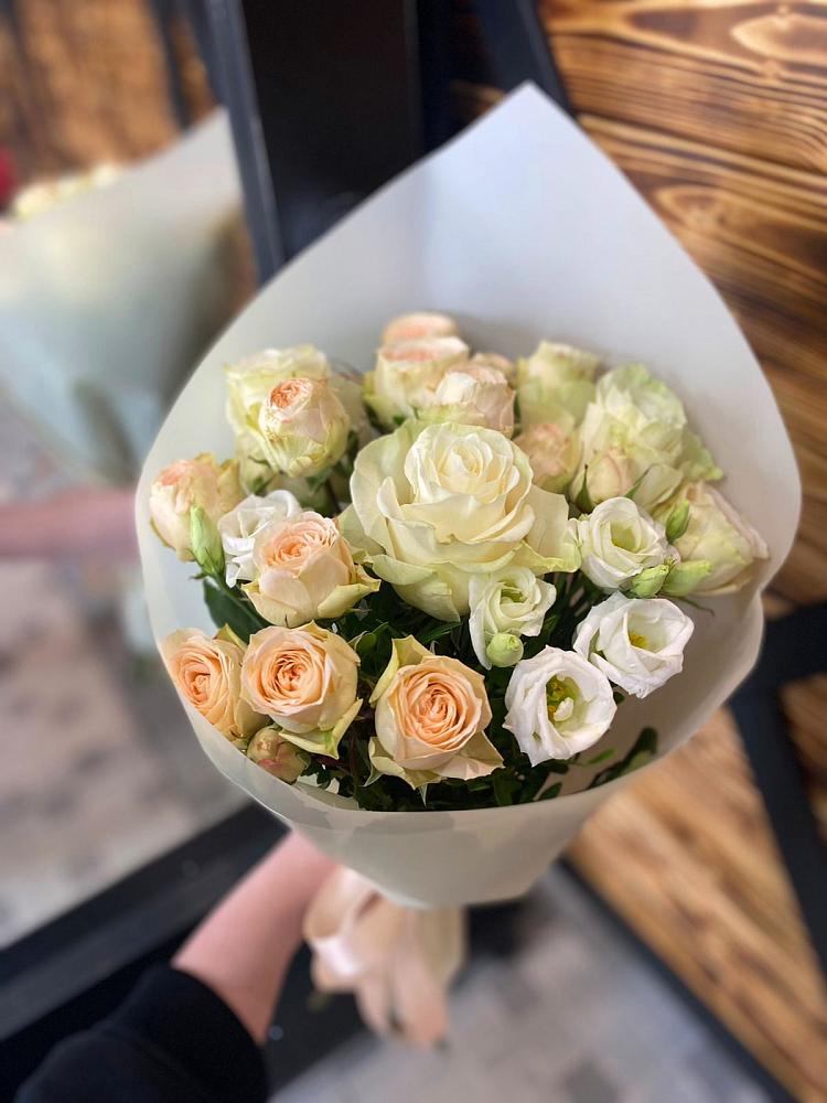 Букет цветов из: Розы и Лизиантусы в Табачный